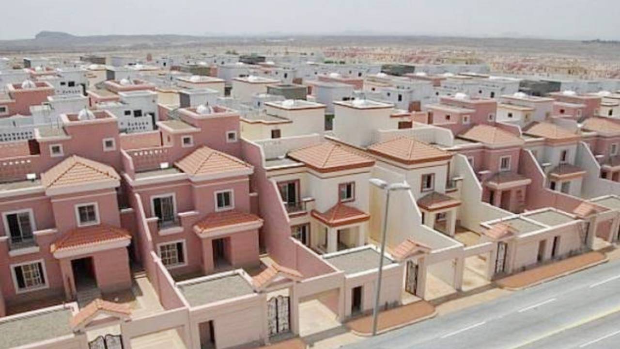 تسليم عدد من الفلل الجاهزة في مشروع إسكان تبوك