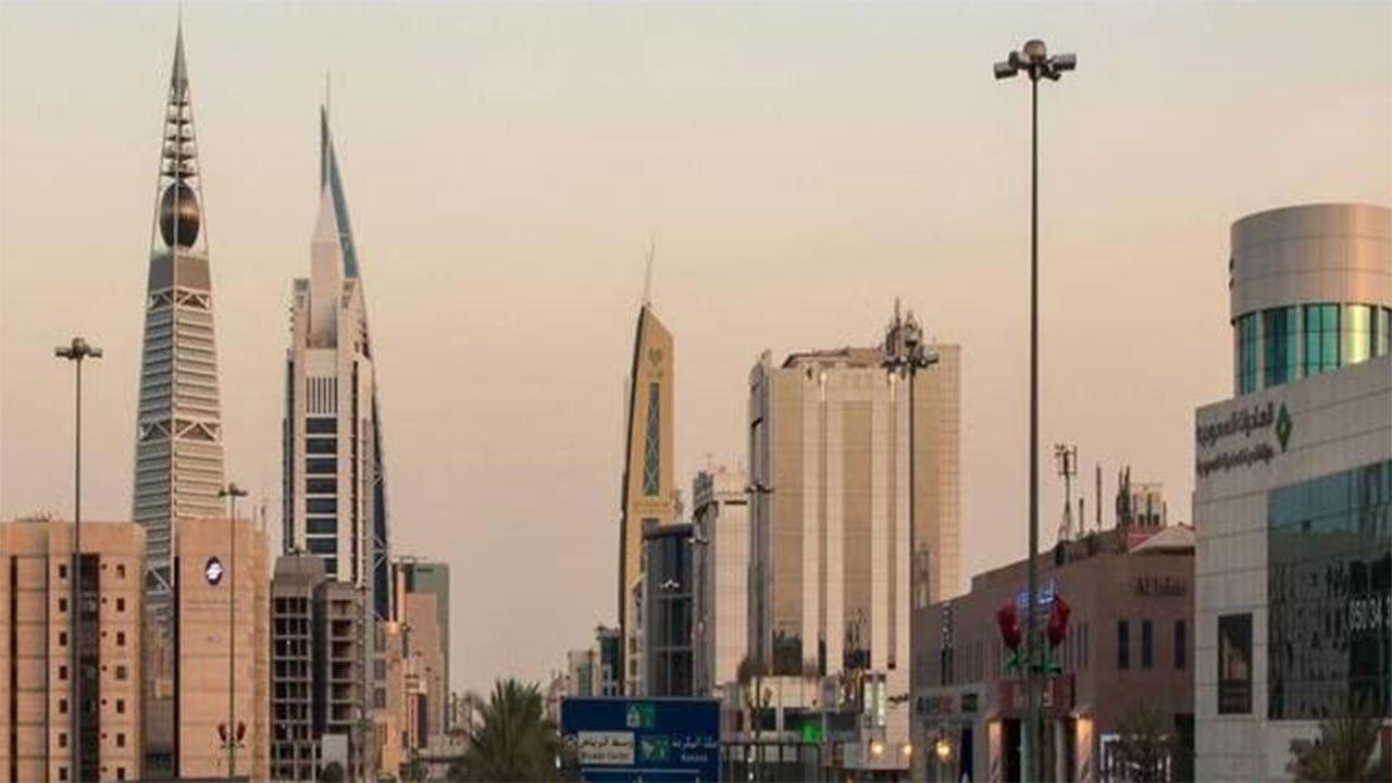 أخبار السعودية اليوم.. «الصحة» تكشف سبب تراجع الحالات الحرجة بكورونا في المملكة.. ووفاة مسعف بالهلال الأحمر في حادث دهس خلال عملية إنقاذ