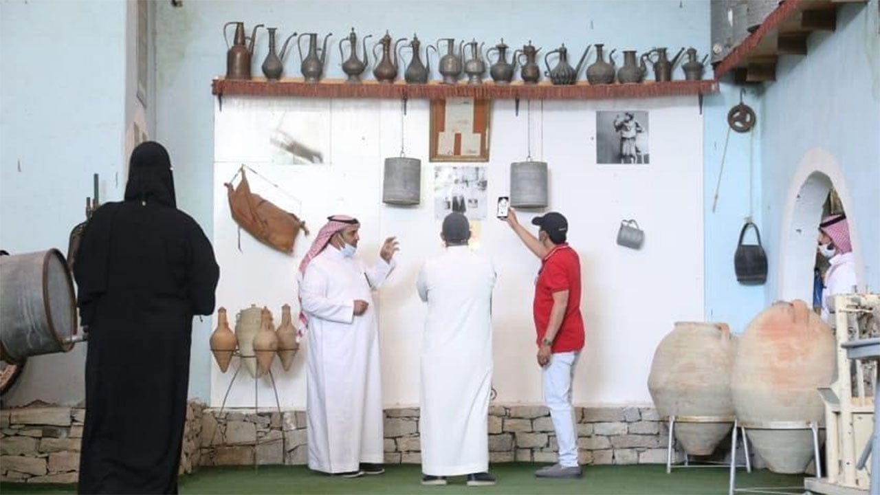 وفد سياحي يزور معالم الطائف التراثية والتاريخية