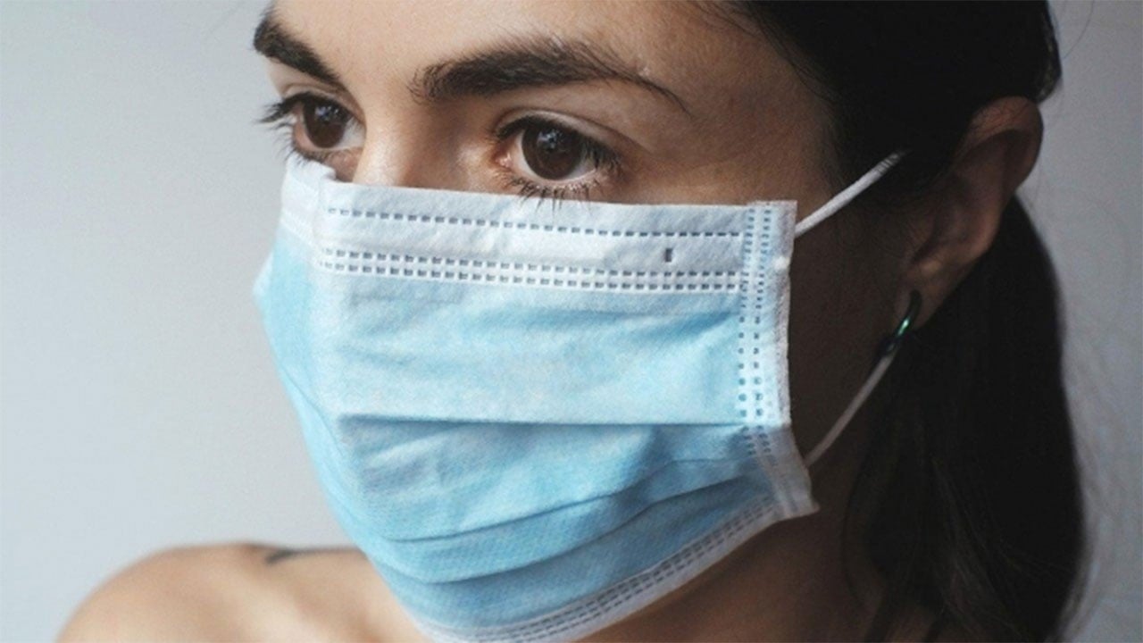 للحماية من كورونا.. تعرف على الطريقة الصحيحة لارتداء الكمامة