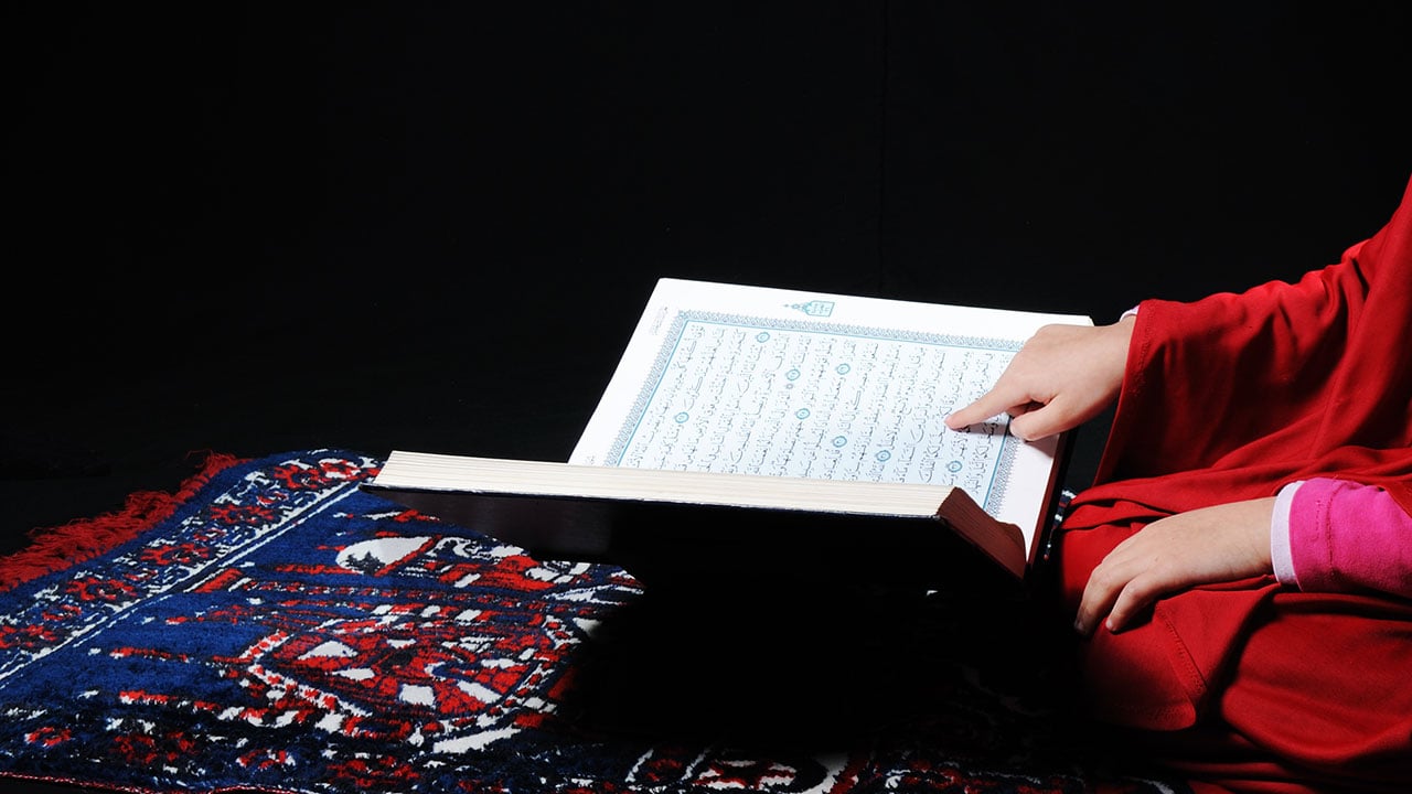 طفلة في السابعة من عمرها توشك على حفظ القرآن كاملًا