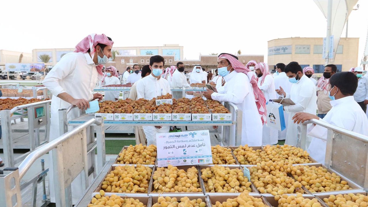 بالصور.. بواكير التمور تظهر في أسواق ومحلات القصيم