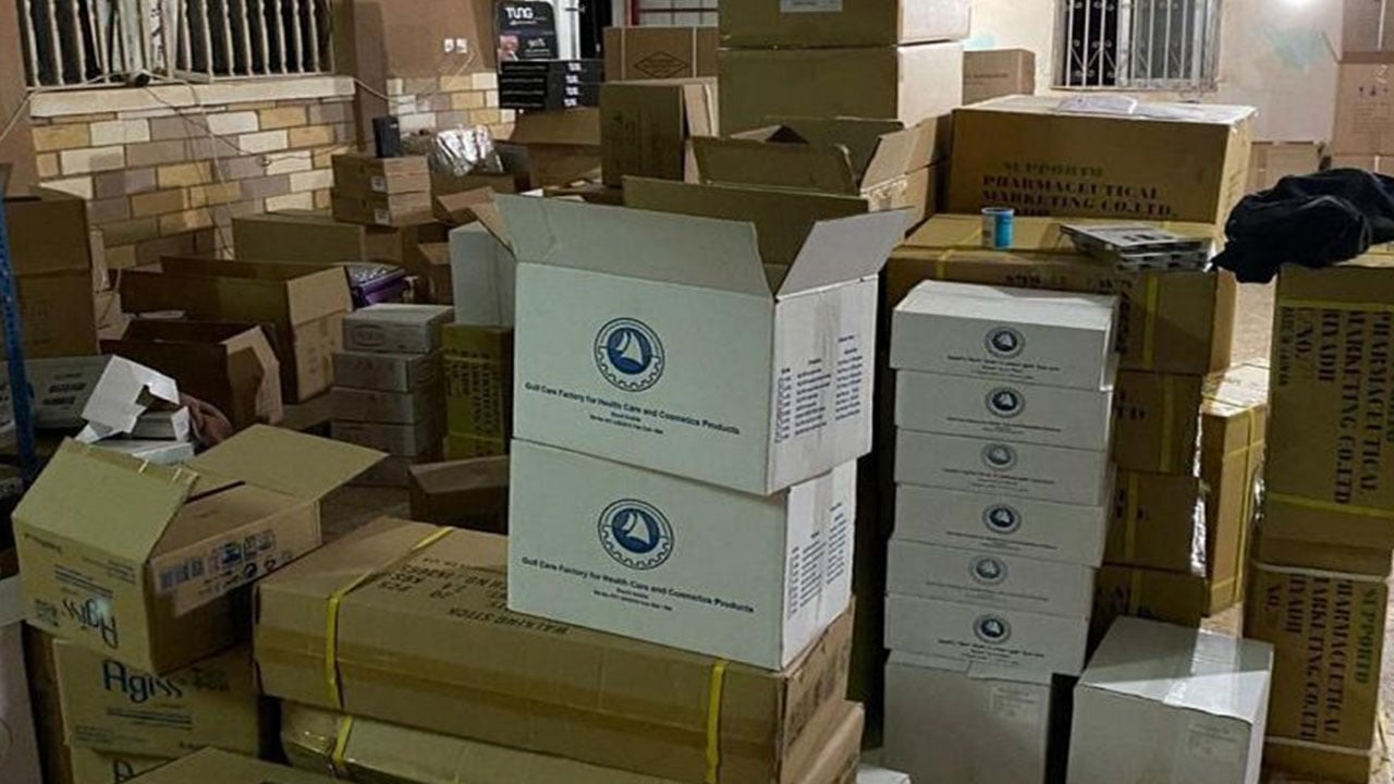 بالصور.. ضبط مستودع مخالف للمستلزمات الطبية بالجوف