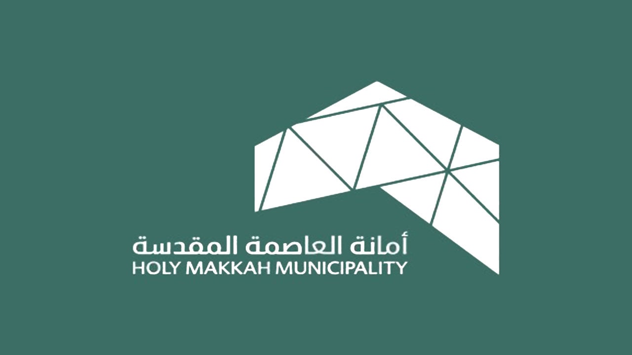 بلدية العزيزية بمكة تغلق منشأة مخالفة لعمل اللوحات الإعلانية
