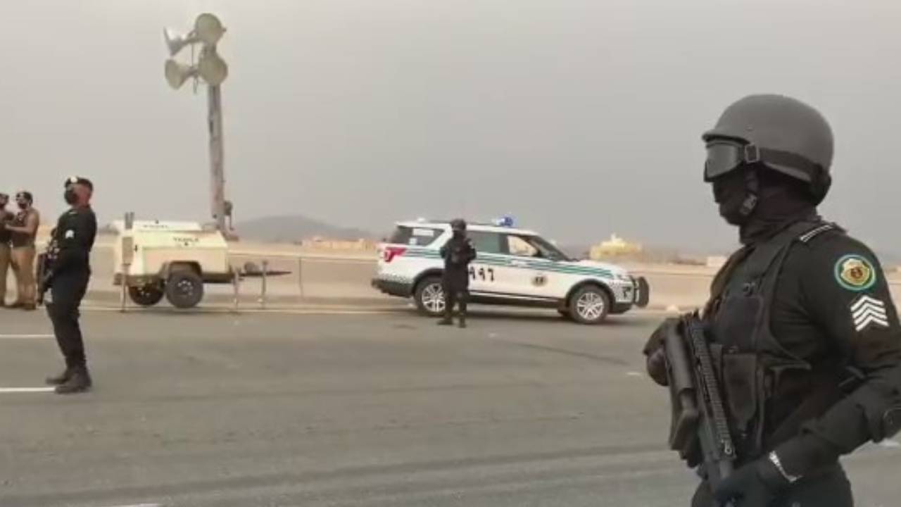 بالفيديو.. قوات أمن الطرق تشكل طوقًا أمنيًّا حول العاصمة المقدسة لمنع دخول المخالفين