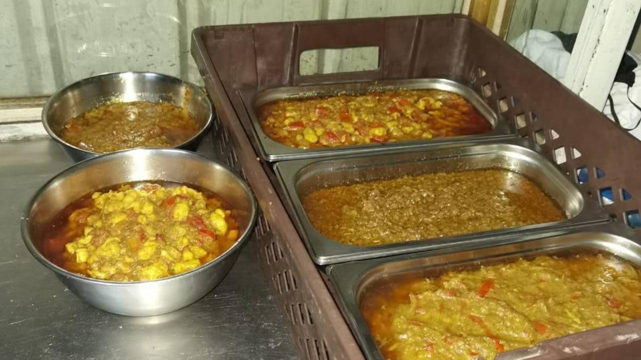 بالصور.. بلدية الشرائع تغلق مطعمًا مخالفًا للاشتراطات الصحية