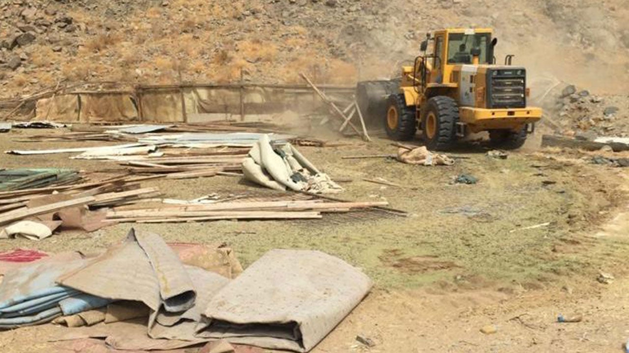 إزالة 23 حظيرة عشوائية بمكة وإتلاف 58 كجم فواكه بالعزيزية