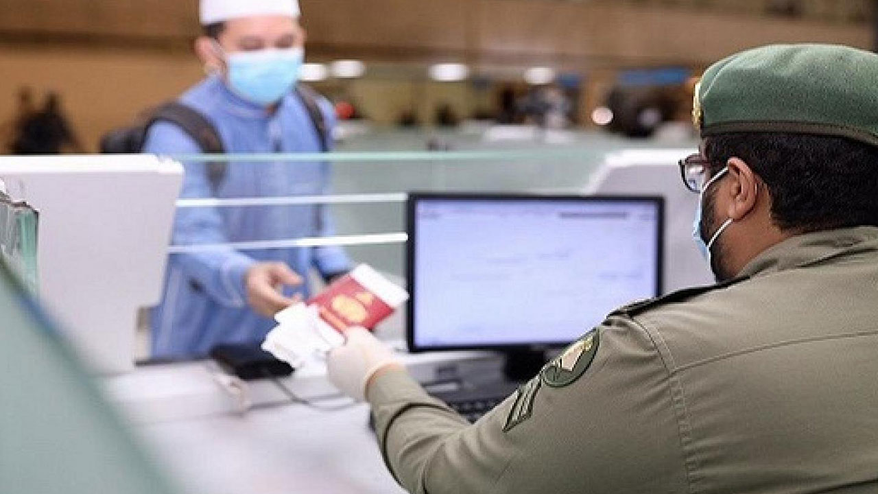 الجوازات: اكتمال تمديد صلاحية تأشيرة الخروج والعودة للوافدين داخل المملكة