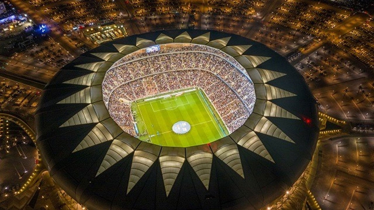 شاهد.. ملعب «الجوهرة المشعة» يتزين استعدادًا لاستئناف دوري المحترفين