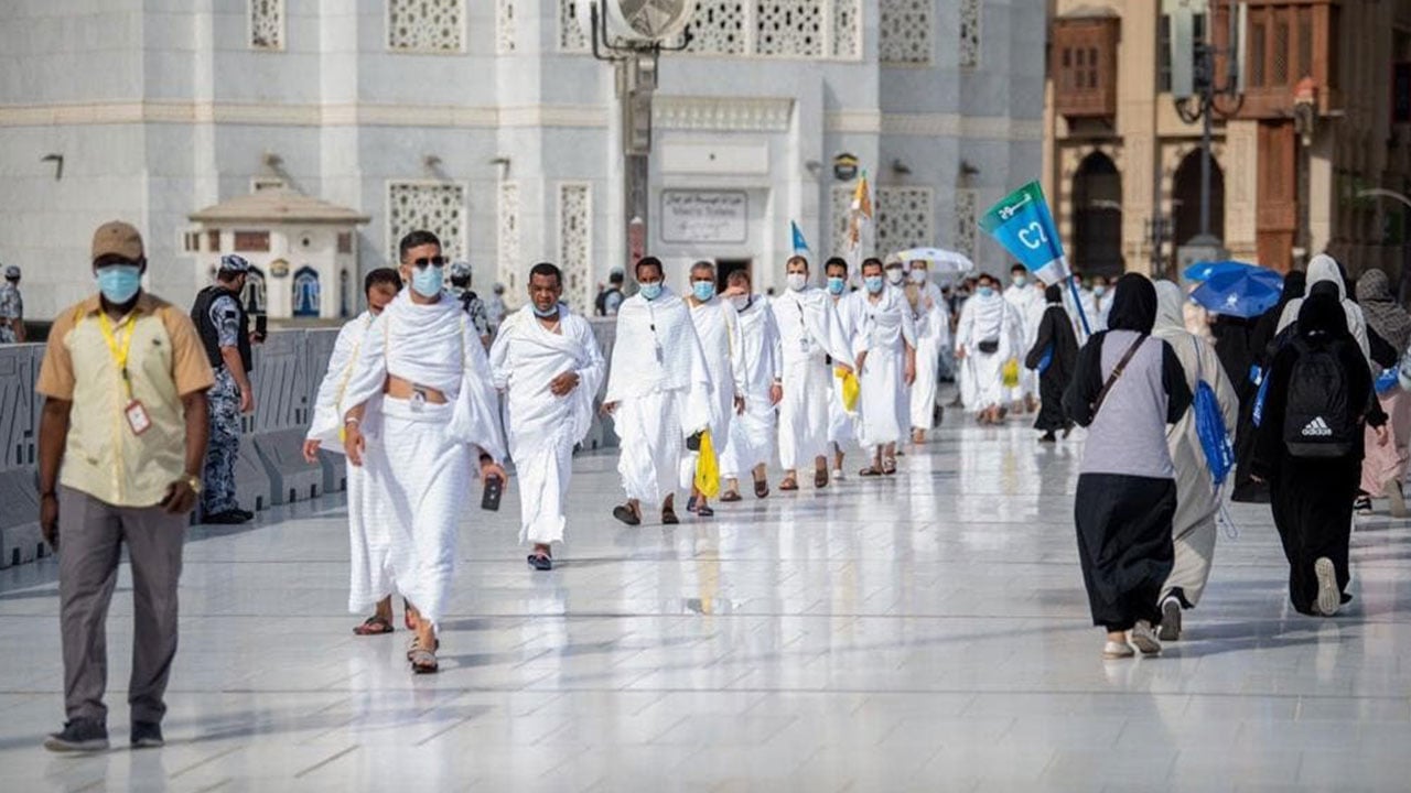 بالصور.. الحجاج يؤدون طواف القدوم والسعي وسط تباعد جسدي