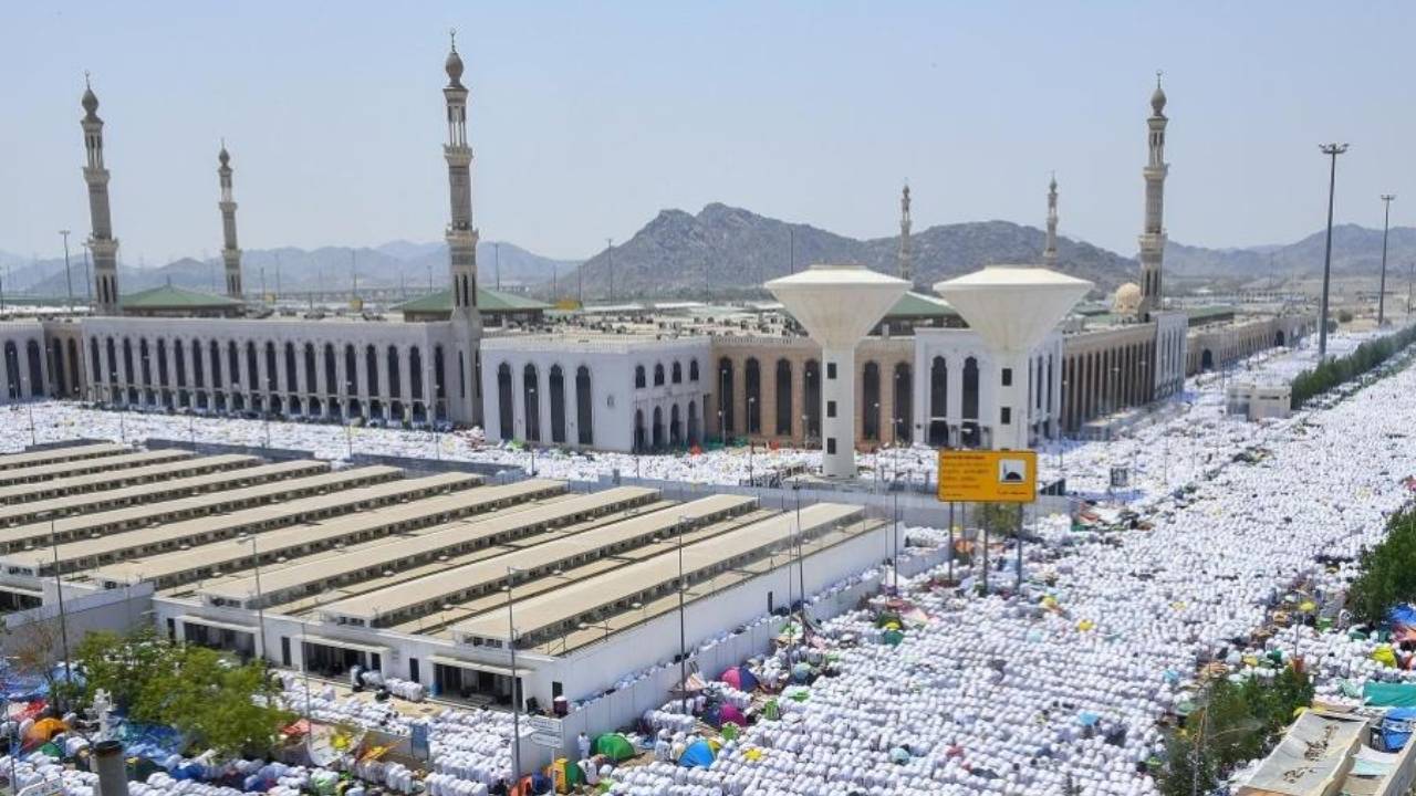 «الشؤون الإسلامية» تعلن نجاح خطتها بمسجد نمرة في يوم عرفة