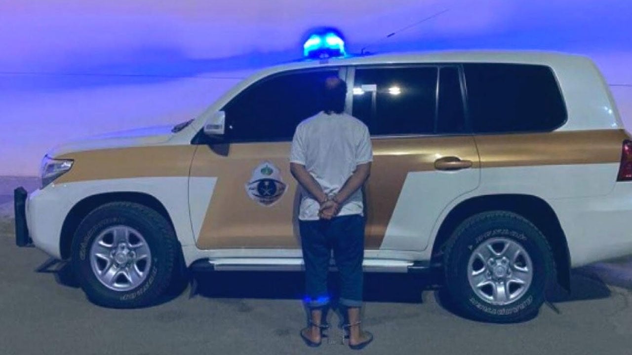يقوم بالعبث بها ثم يتركها.. ضبط مواطن سرق 9 سيارات بوضع التشغيل