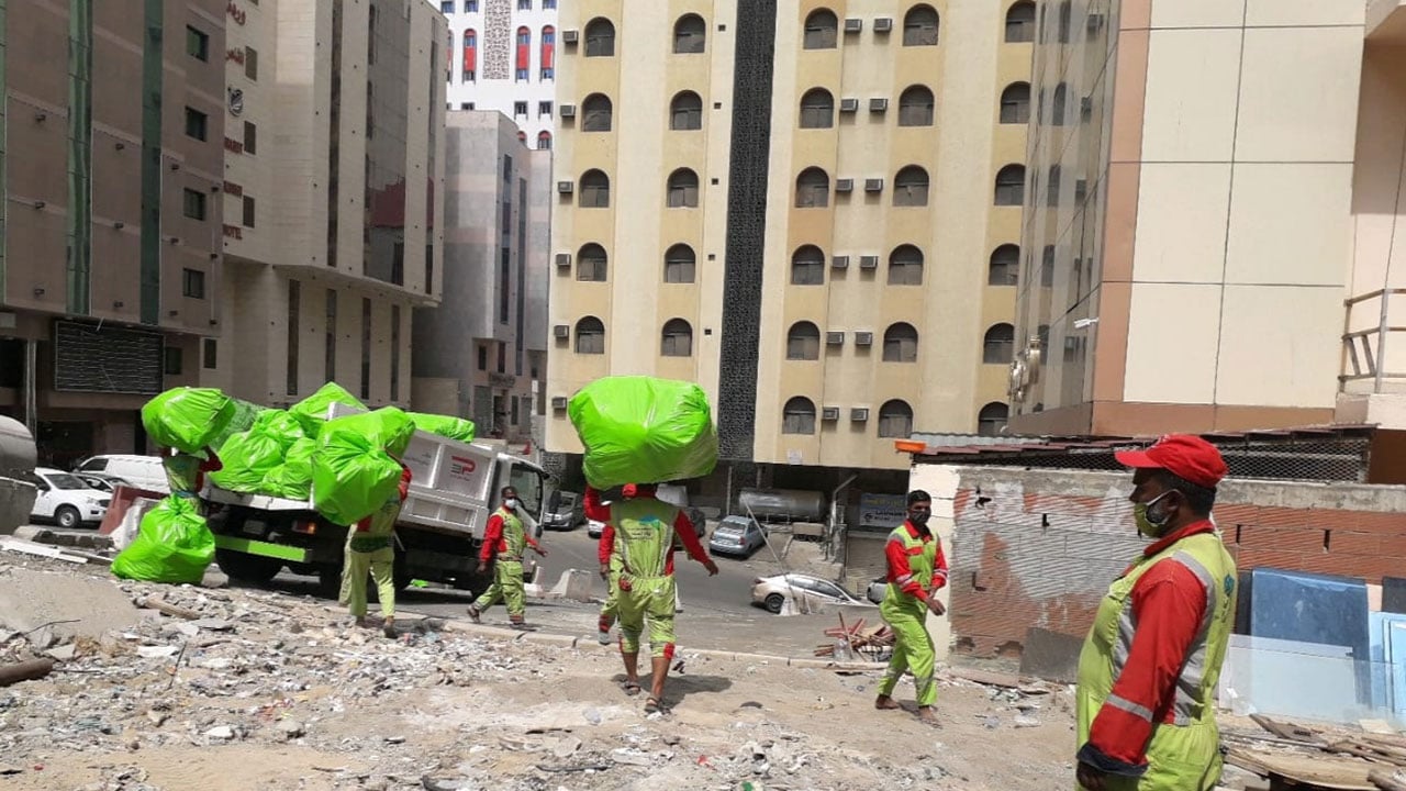 بلدية العزيزية بمكة تُغلق مستودعًا مخالفًا للأدوات الطبية