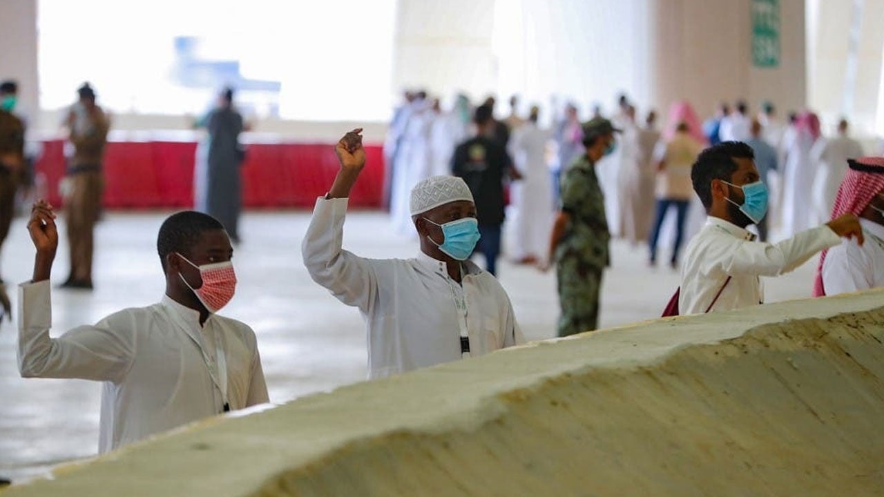 حجاج بيت الله الحرام يرمون الجمرات ثاني أيام التشريق