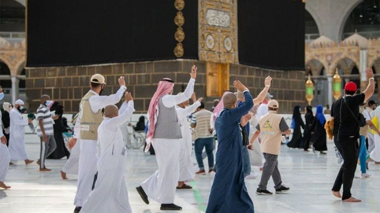بدموع الفراق.. ضيوف الرحمن يودعون البيت العتيق على أمل العودة