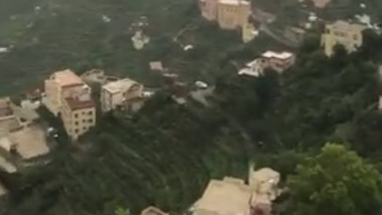 بالفيديو.. سائحة أمريكية توثق جمال فيفاء ورجال ألمع.. وتوجه نصيحة