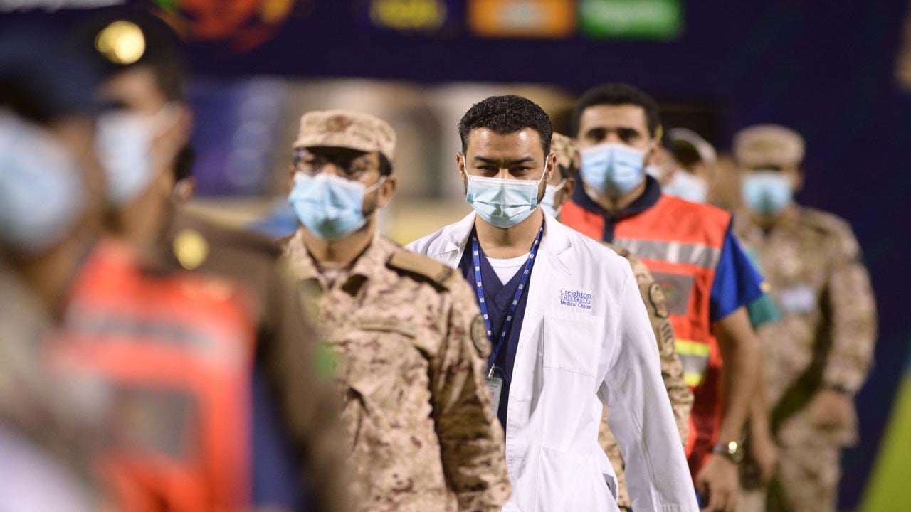 بالصور.. لاعبو النصر والهلال يقيمون ممرًا شرفيًّا لأبطال الصحة والأمن