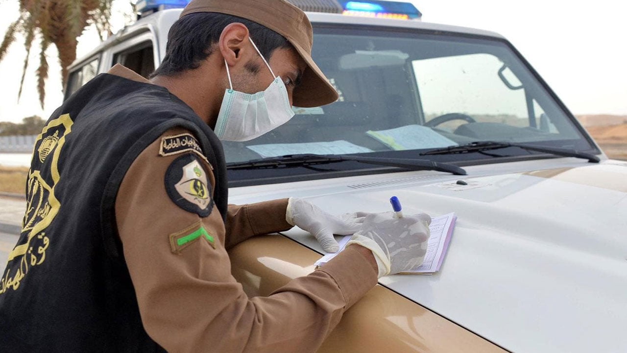 الشرطة تضبط 189 مخالفًا لعدم ارتدائهم الكمامة في تبوك