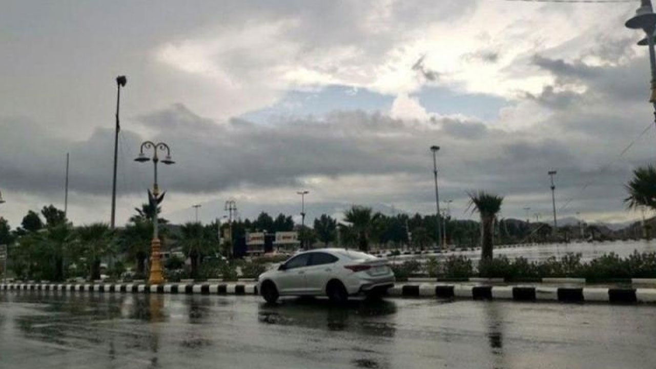 8 محاذير بسبب أمطار مكة.. والدفاع المدني يدعو إلى الحيطة