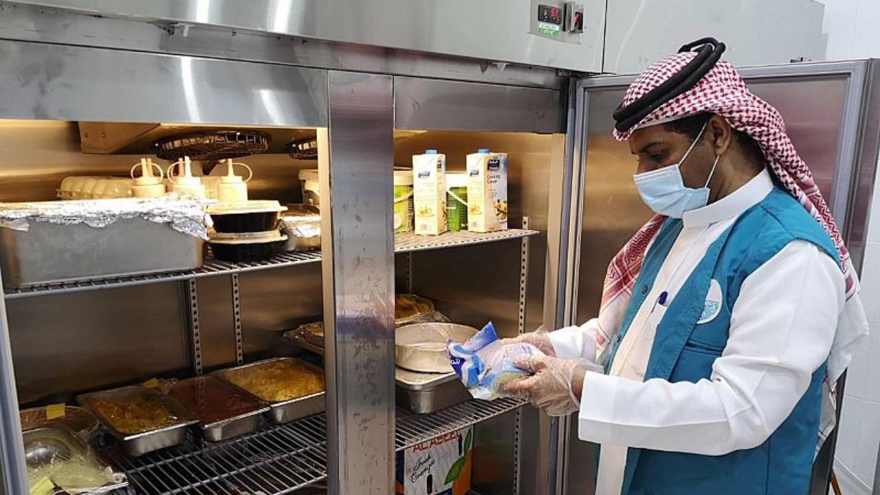 بلدية النعيرية تُنفذ 180 زيارة إلى المنشآت الغذائية والتجارية خلال أسبوعين