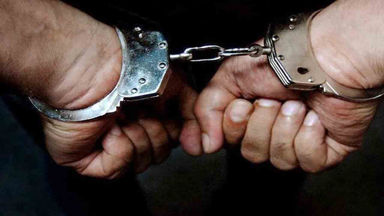 القبض على مواطِنَيْن اثنين ومقيم سرقوا منزلًا بالمدينة المنورة