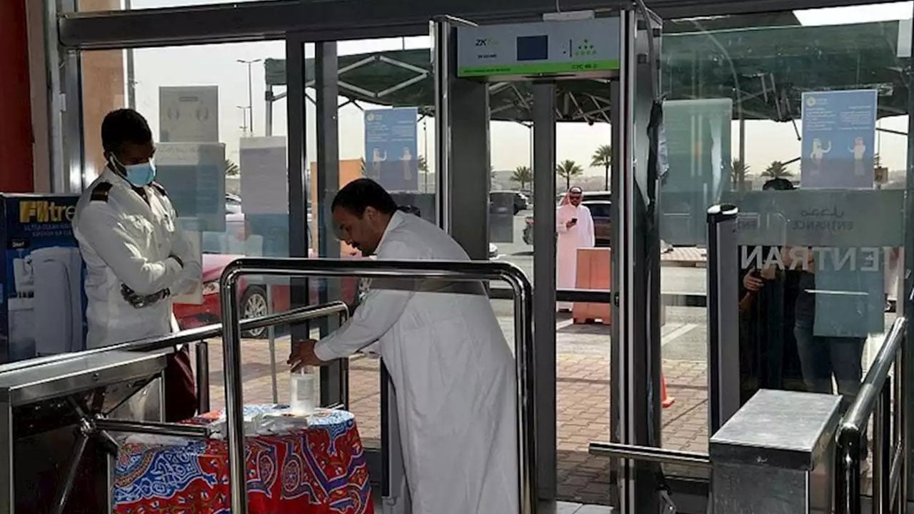 النمر يشكك في دقة قياس حرارة اليد للمترددين على الأسواق التجارية