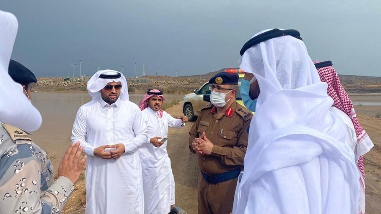 محافظ محايل المكلف يتابع ميدانيًّا تداعيات الهطول الكثيف للأمطار