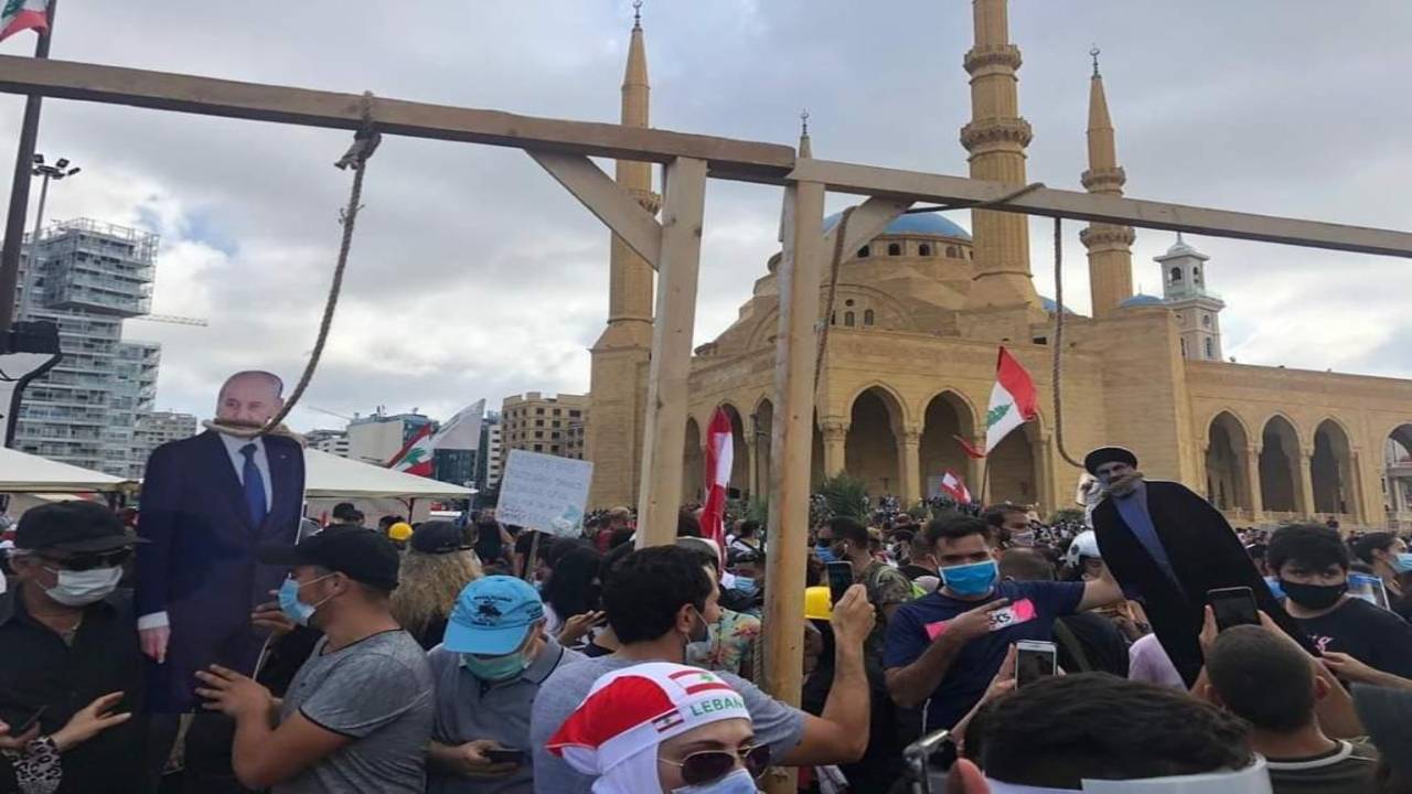 يطالبون بإقصائهم.. متظاهرون لبنانيون يرفعون مجسمات للرئيس ونصرالله وبرّي بالمشانق