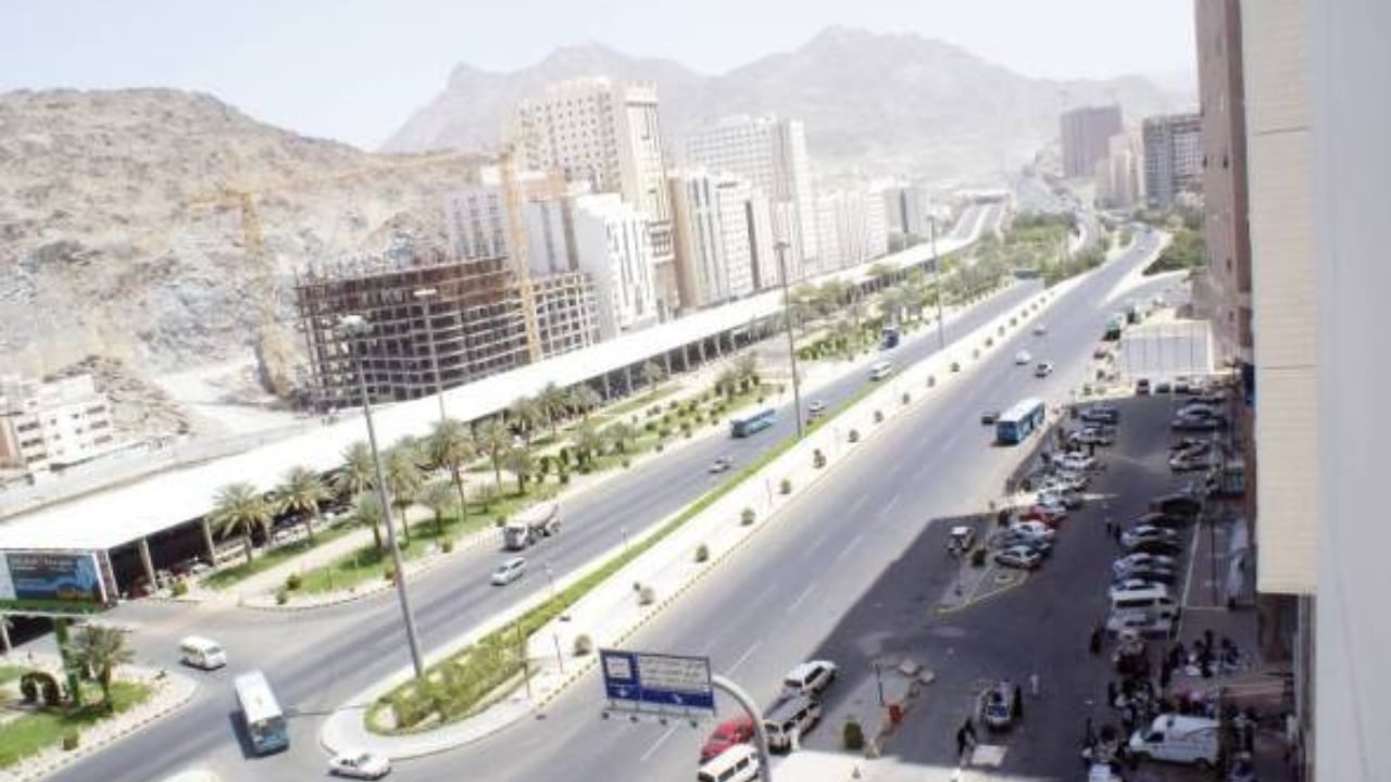 حملة ميدانية موسعة لإزالة السيارات التالفة في «عزيزية مكة»