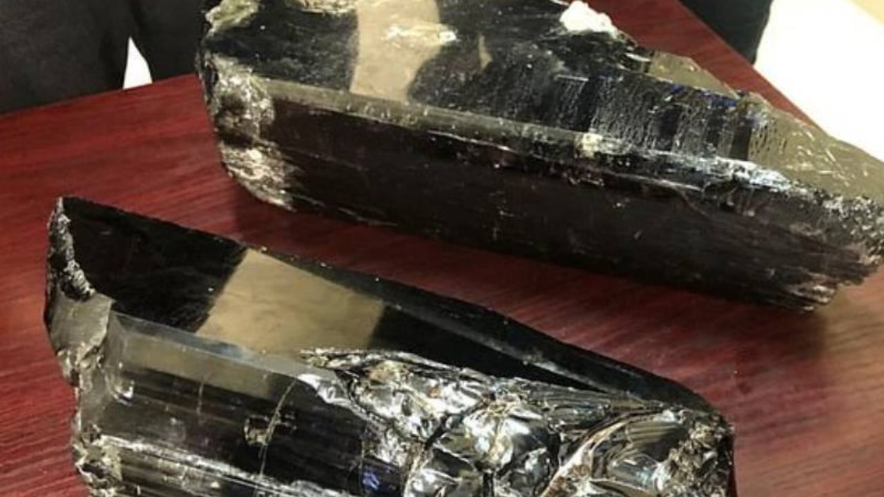 عامل تنزاني يصبح مليونيرًا بسبب حجر نادر