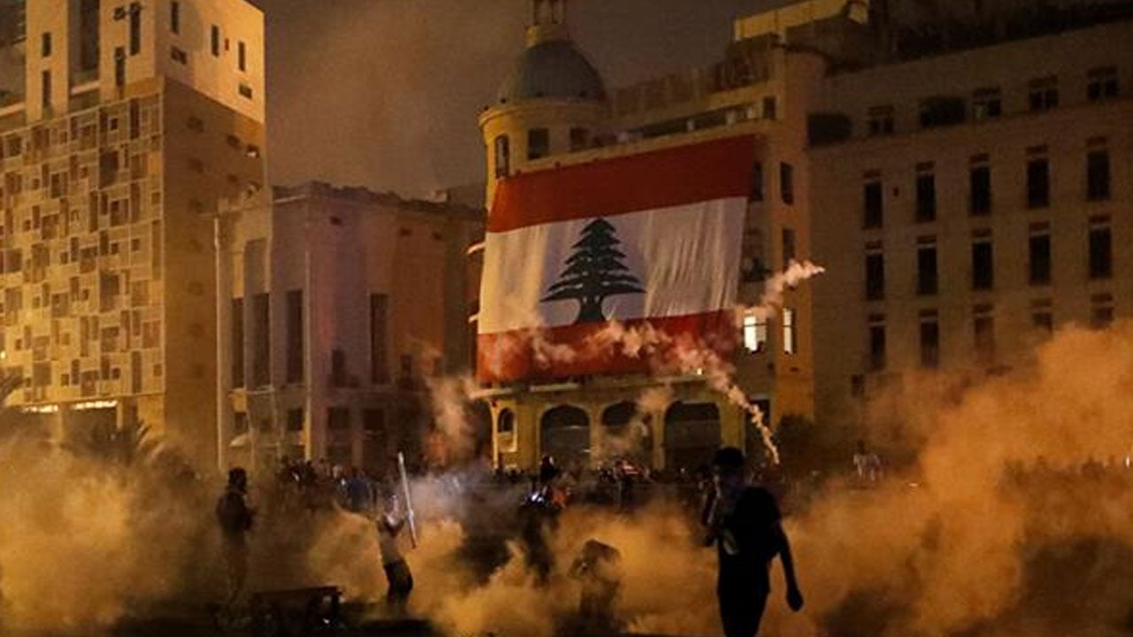 اندلاع حريق قرب البرلمان اللبناني.. واشتباكات بين الشرطة والمحتجين