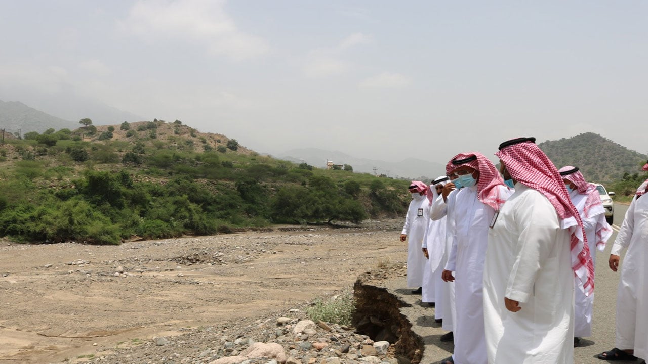 بالصور.. محافظ الداير يتابع ميدانيًّا مشاريع الطرق ومعالجة تداعيات الحالة المطرية