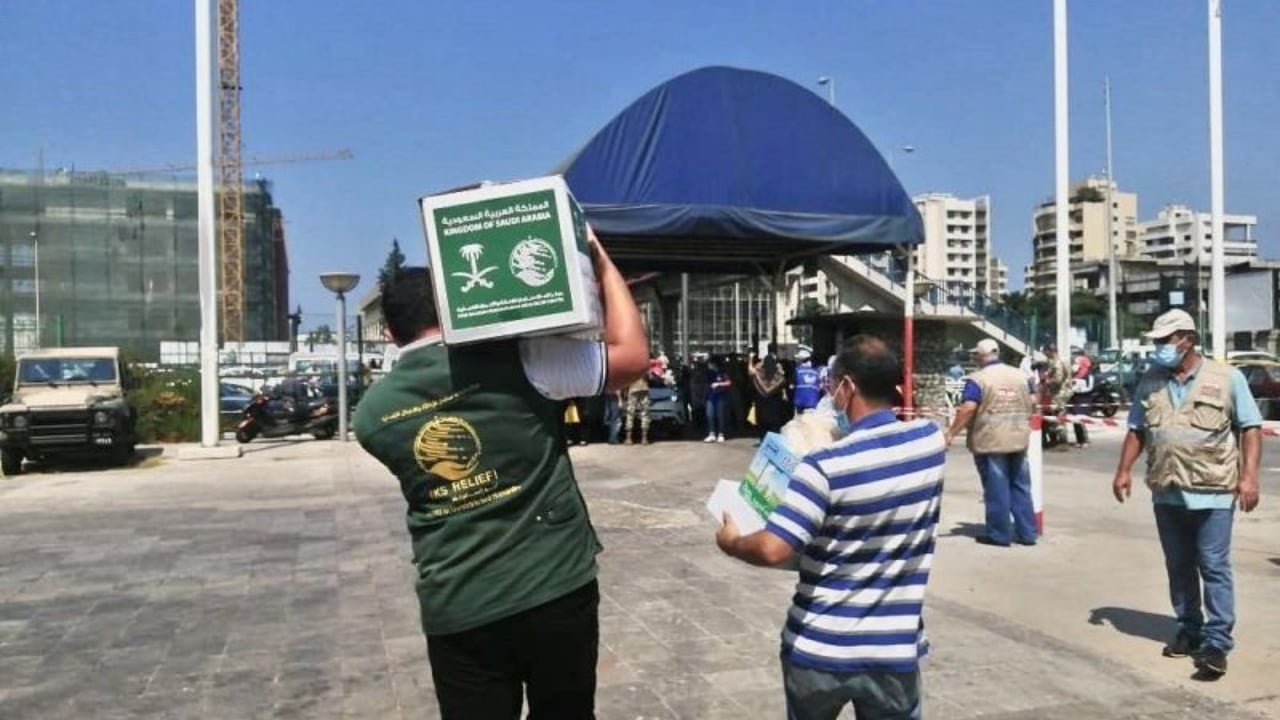بالصور.. «إغاثي الملك سلمان» يواصل توزيع المواد الغذائية للعائلات المحتاجة في بيروت