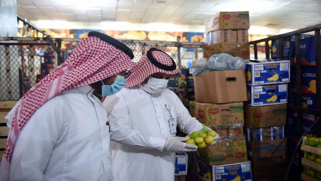 إنذار وإغلاق 889 منشأة مخالفة بالمدينة المنورة في أسبوع