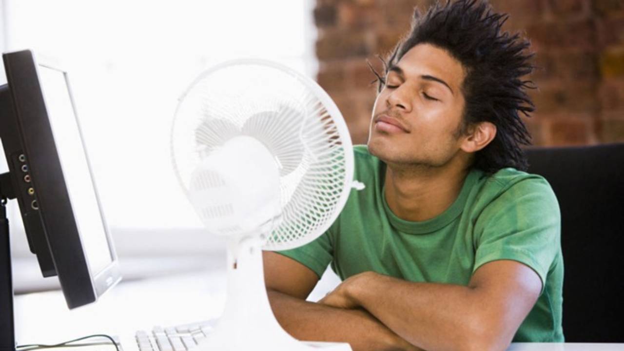 بخلاف الاعتقاد الشائع .. الألوان الداكنة أفضل خلال الصيف