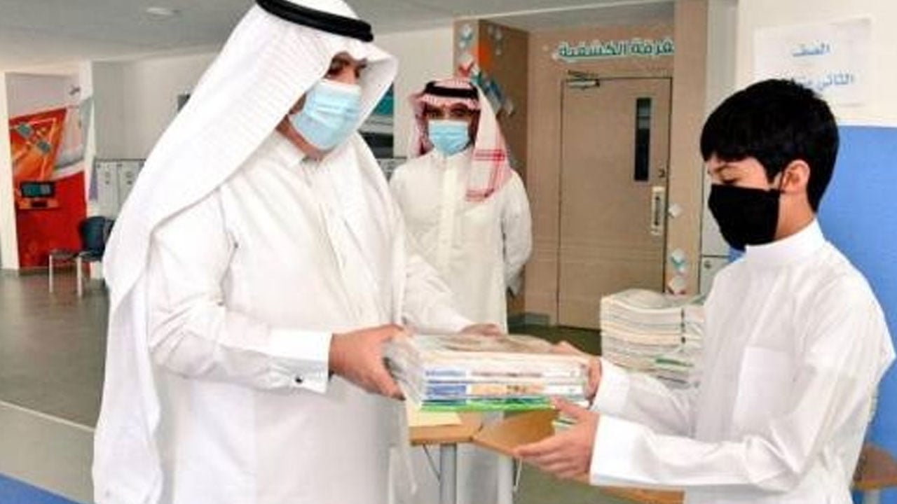بدء توزيع المقررات الدراسية على 75 ألف طالب وطالبة بالحدود الشمالية