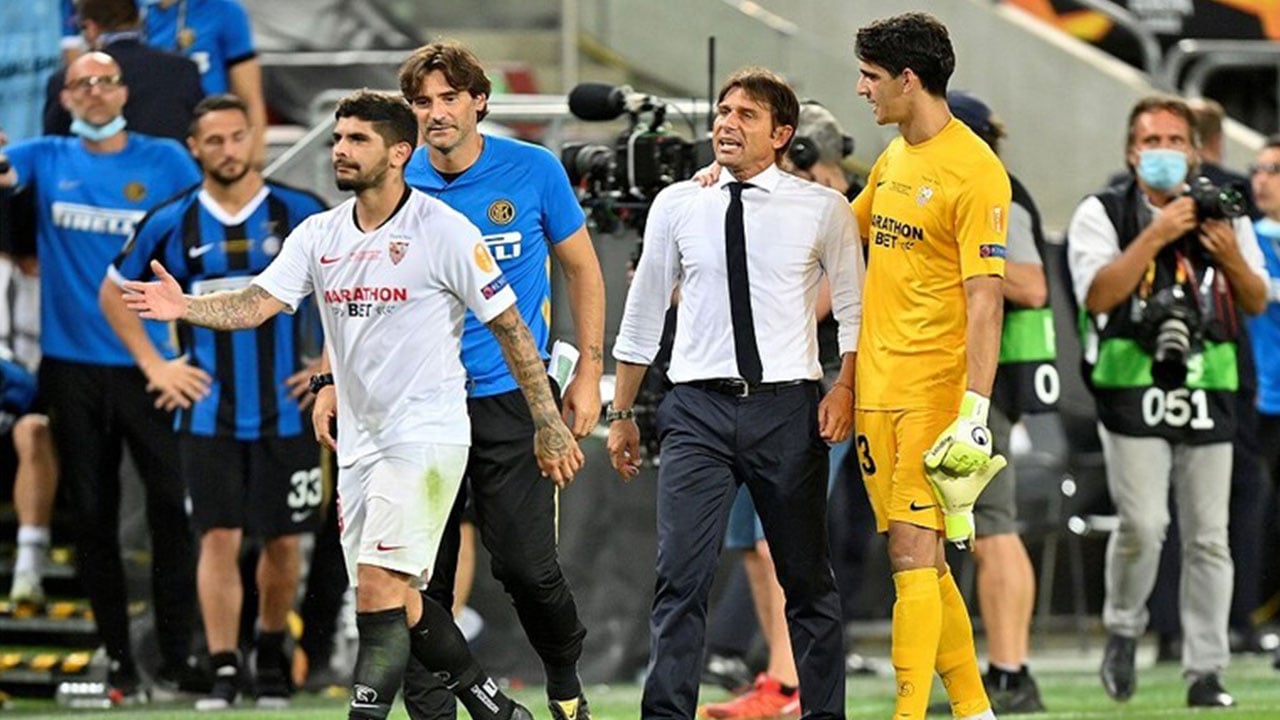 لاعب الشباب يشد مدرب إنتر من شعره.. هل هذا حقيقي أم مستعار؟!