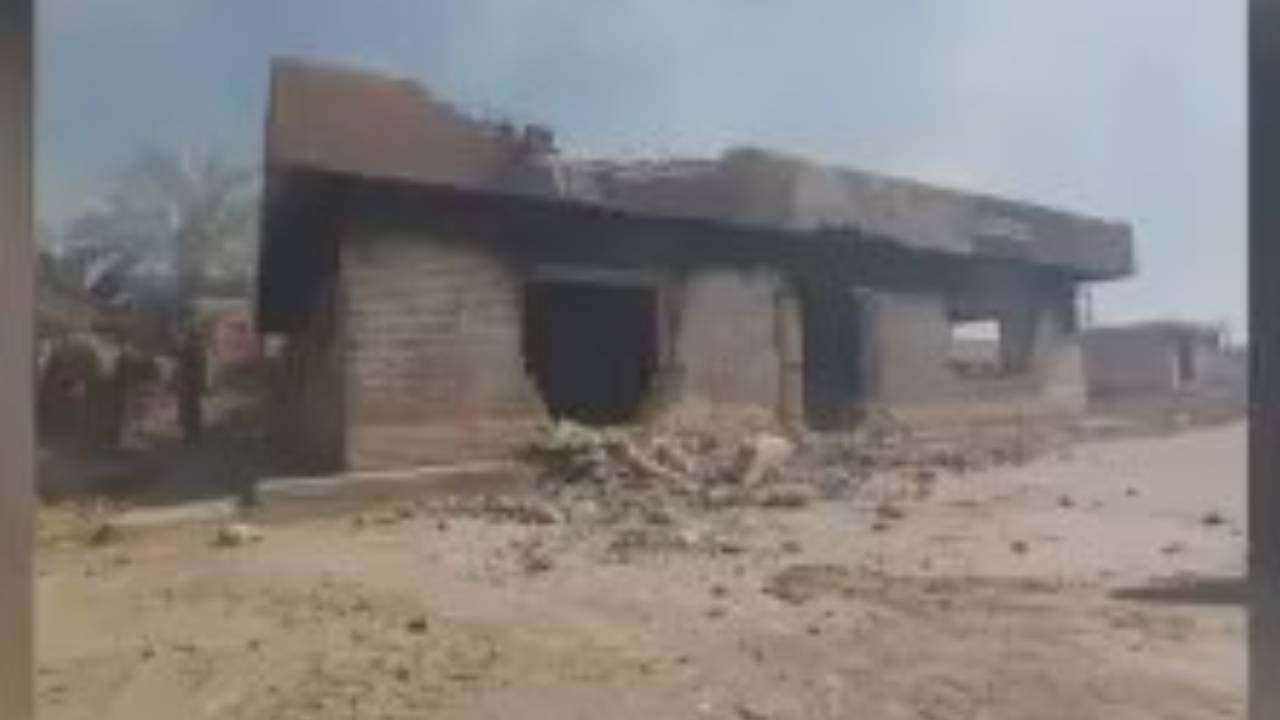 بالفيديو.. عراقيون يدكّون مقرّات الأحزاب والميليشيات الموالية لإيران في «ذي قار» بالجرافات