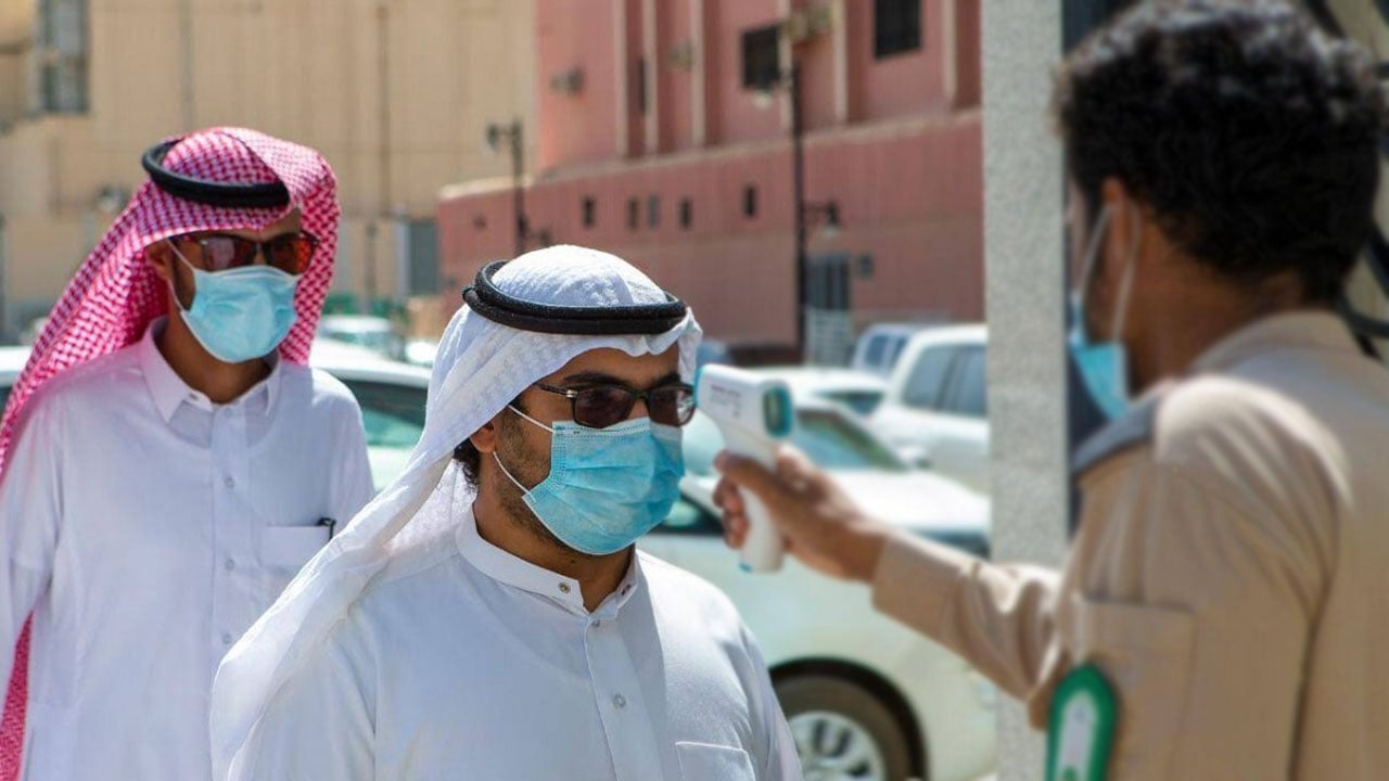 بالفيديو.. وزارة الصحة تكشف تأثير الكمامة على نسبة أكسجين الدم
