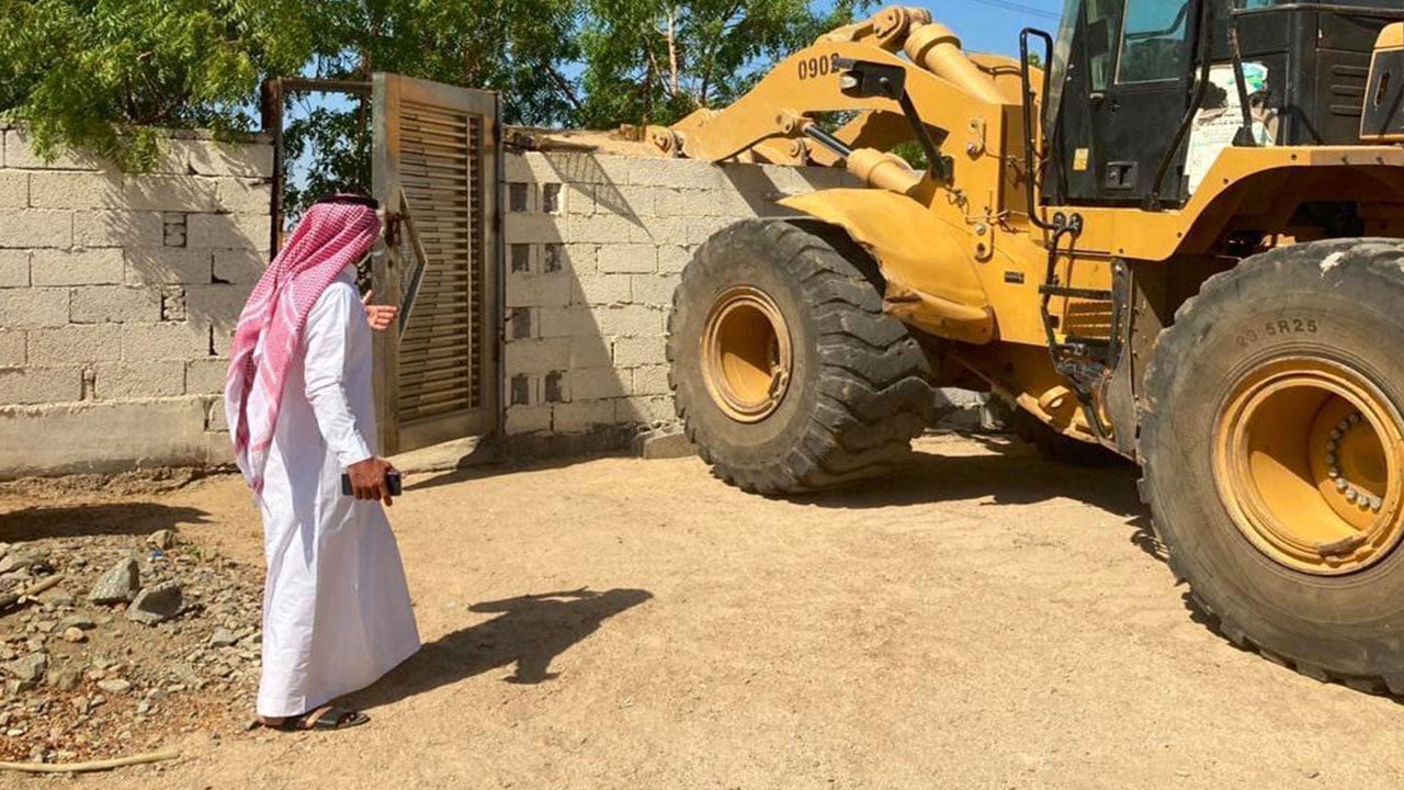 أمانة جدة تُزيل 3700 متر مربع تعديات على أراضٍ حكومية بـ«أبرق الرغامة»