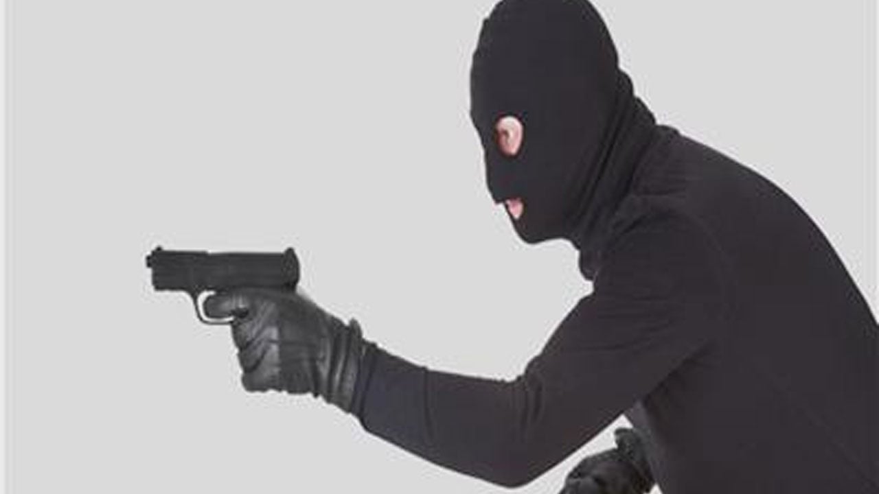 قام بسرقتها أولًا.. لص يجبر عشرينية سورية على خلع ملابسها ومعاشرتها أمام طفلها تحت تهديد السلاح