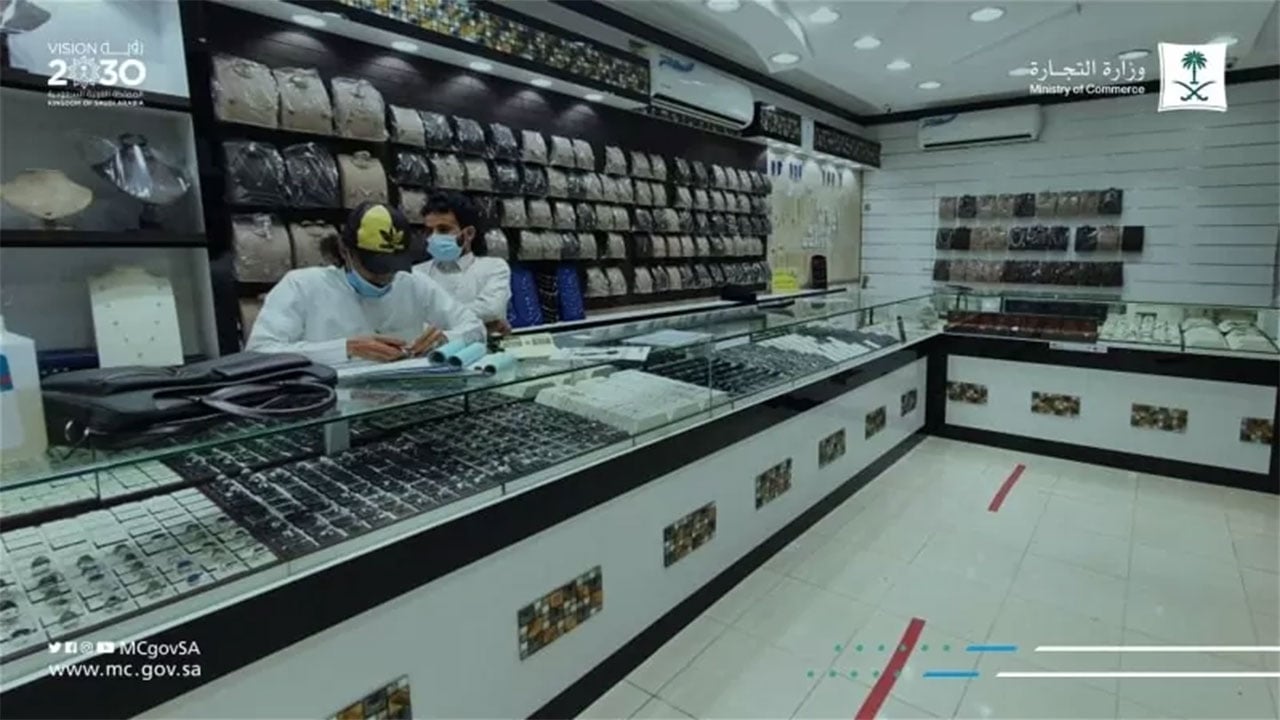 ضبط عمالة مخالفة تصنع الذهب بمنزل في جدة وإحالتهم للنيابة