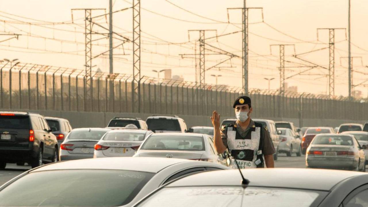 «المرور» يوضح كيفية عبور الطريق بشكل صحيح
