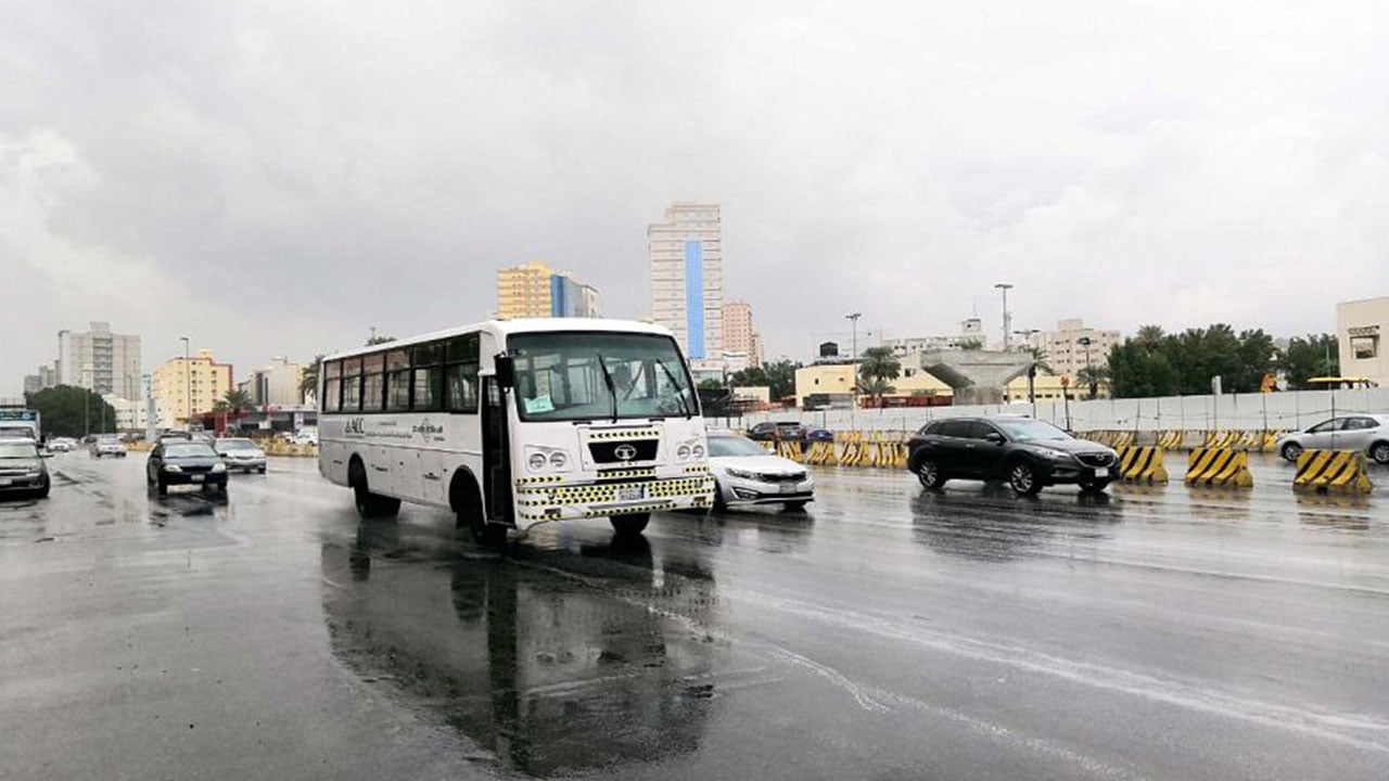 «الأرصاد»: أمطار رعدية على مكة والباحة.. و«الدفاع المدني» يذكِّر برقم الطوارئ