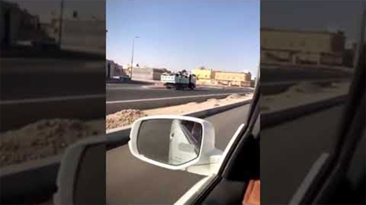 بالفيديو.. شاحنة تسير عكس الاتجاه في الأحساء و«المرور» يطيح بقائدها