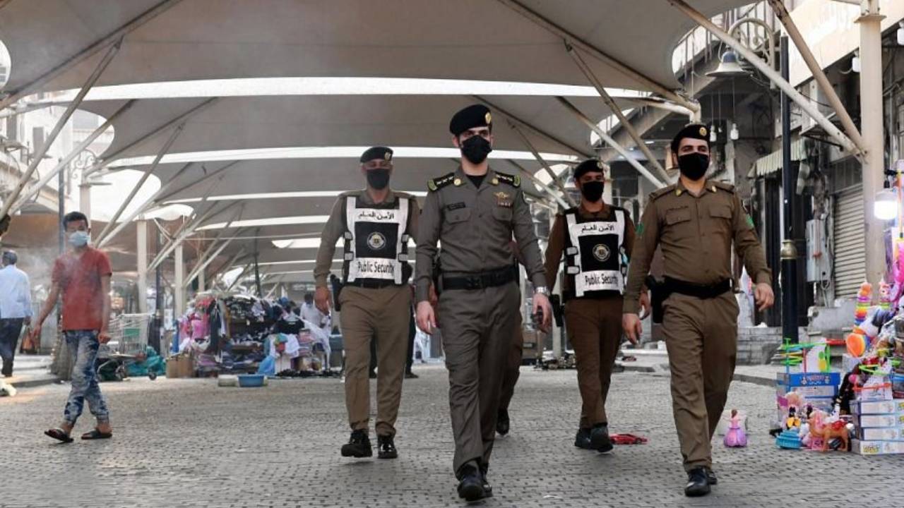 سطوا على 3 مستودعات بمكة واعتدوا على الحرس.. ضبط 11 باكستانيًّا سرقوا كابلات بـ2 مليون ريال