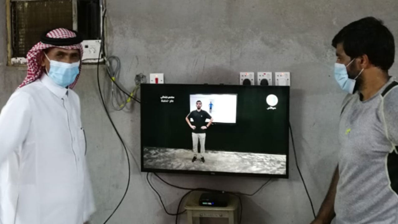 فيديو وصور.. مبادرة مدرسية بجازان لمساعدة الطلاب الذين لا يستطيعون متابعة «مدرستي» بسبب ضعف الإنترنت