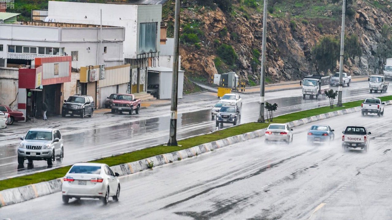 مدني الباحة يحذر من أمطار وسيول خلال الساعات المقبلة