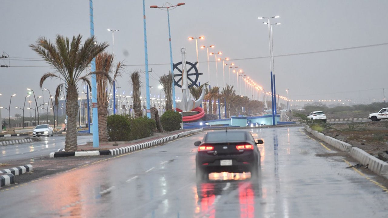 مدني جازان ينبه من التقلبات الجوية ويحذر من مجاري الأودية