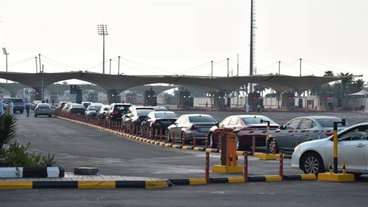 جسر الملك فهد يستأنف حركة السفر.. ودفع الرسوم إلكترونيًّا